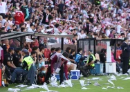Aksi protes suporter yang menyebabkan pertandingan Rayo Vallecano vs Athletic Bilbao dihentikan