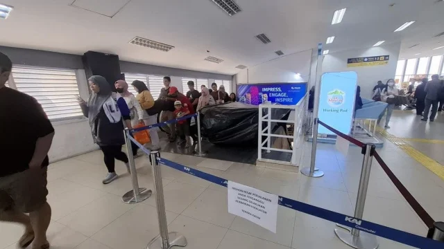 Eskalator Stasiun Duri Ditutup Terpal, Masih Diperbaiki Usai Insiden