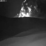 Gunung Anak Krakatau mengeluarkan material vulkanik saat erupsi malam hari