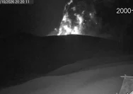 Gunung Anak Krakatau mengeluarkan material vulkanik saat erupsi malam hari