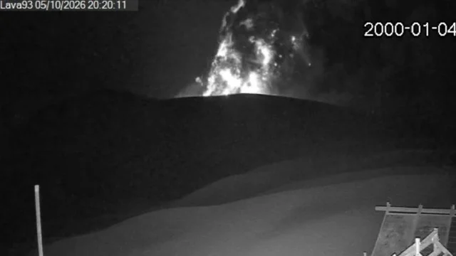 Gunung Anak Krakatau mengeluarkan material vulkanik saat erupsi malam hari