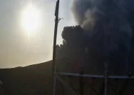 Gunung Anak Krakatau saat sedang dalam fase erupsi