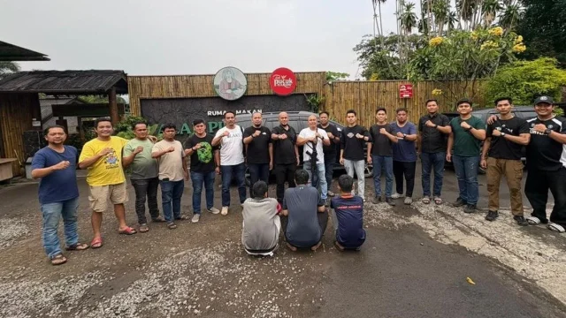 Ilustrasi polisi mengamankan barang bukti kasus pencurian tas di Bekasi.