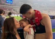 Jennifer Coppen saat merayakan kemenangan Timnas Indonesia di Stadion Utama Gelora Bung Karno