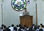 Kapolri Jenderal Pol Suyudi Ario Seto saat menyampaikan khotbah di masjid