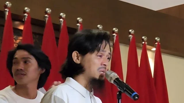 Kapten kapal MT Honour-25 Ashari Samadikun saat tiba di Bandara Soekarno-Hatta