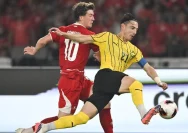 Kapten Timnas Malaysia Dion Cools saat memimpin tim di lapangan