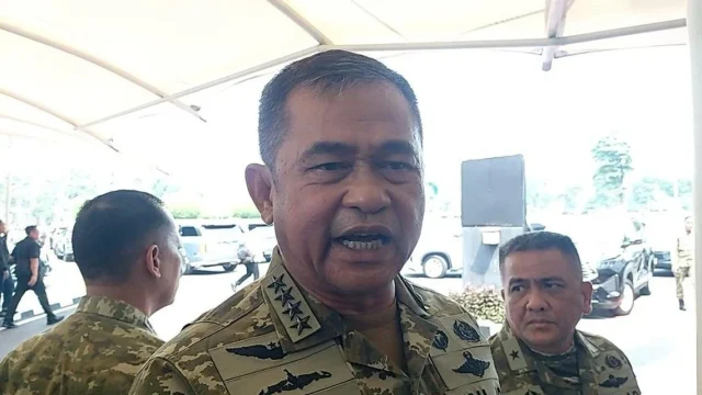 Kepala Staf Angkatan Darat Jenderal TNI Maruli Simanjuntak memberikan keterangan pers terkait penahanan prajurit TNI AD.