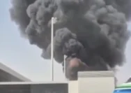 Kepulan asap membubung dari pesawat Saudi Airlines yang terbakar di Bandara Riyadh akibat serangan rudal