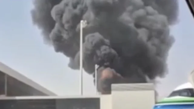Kepulan asap membubung dari pesawat Saudi Airlines yang terbakar di Bandara Riyadh akibat serangan rudal