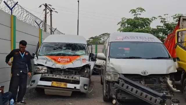 Kondisi lalu lintas di sekitar lokasi tabrakan beruntun di Tol Cipularang