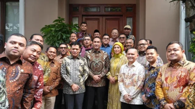 Kunjungan resmi Komisi III DPR RI ke rumah dinas Kapolri Jenderal Suyudi Ario Seto.