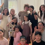 Leony Vitria Hartanti bersama tunangannya Charles Seaman dan keluarga besar saat makan bersama