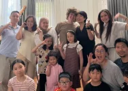 Leony Vitria Hartanti bersama tunangannya Charles Seaman dan keluarga besar saat makan bersama