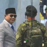 Letjen TNI Lucky Avianto saat disalami oleh Presiden Prabowo Subianto di upacara HUT TNI