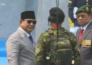Letjen TNI Lucky Avianto saat disalami oleh Presiden Prabowo Subianto di upacara HUT TNI