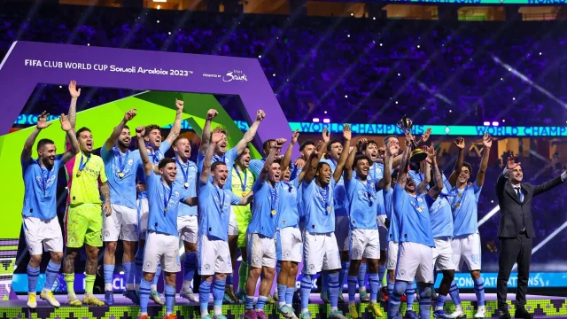 Logo Manchester City dan bendera Uni Emirat Arab