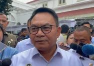 Menko Polkam Dudung Abdurachman memberikan keterangan pers di Kompleks Istana Kepresidenan Jakarta.