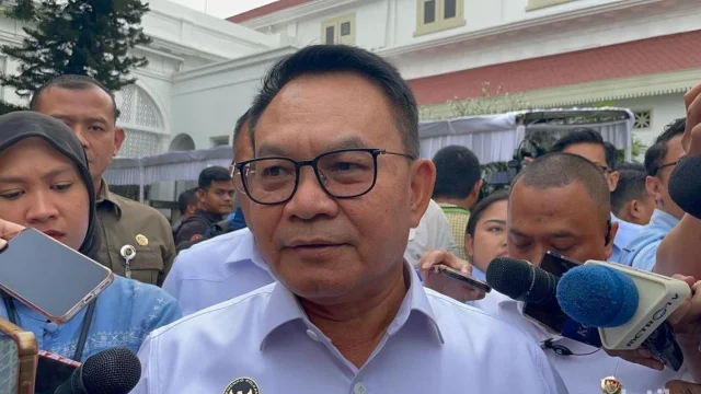 Menko Polkam Dudung Abdurachman memberikan keterangan pers di Kompleks Istana Kepresidenan Jakarta.