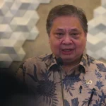 Menteri Koordinator Bidang Perekonomian Airlangga Hartarto memberikan keterangan pers mengenai rencana penyesuaian batas