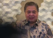Menteri Koordinator Bidang Perekonomian Airlangga Hartarto memberikan keterangan pers mengenai rencana penyesuaian batas