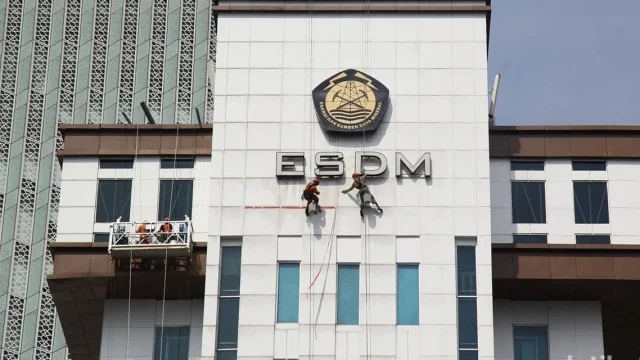 Menteri Koordinator Hilirisasi dan Transisi Energi Bahlil Lahadalia bertemu Menteri PKP Maruarar Sirait di Kantor