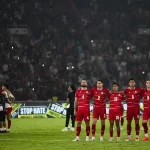 Para pemain Timnas Indonesia merayakan kemenangan dalam pertandingan sepak bola.