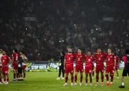 Para pemain Timnas Indonesia merayakan kemenangan dalam pertandingan sepak bola.