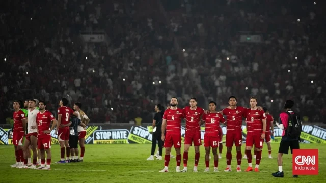 Para pemain Timnas Indonesia merayakan kemenangan dalam pertandingan sepak bola.