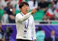 Pelatih Shin Tae-yong saat memimpin sesi latihan pemain Persija Jakarta di Depok.