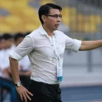 Pelatih timnas Malaysia Tan Cheng Hoe memberikan instruksi dari pinggir lapangan