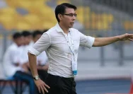 Pelatih timnas Malaysia Tan Cheng Hoe memberikan instruksi dari pinggir lapangan