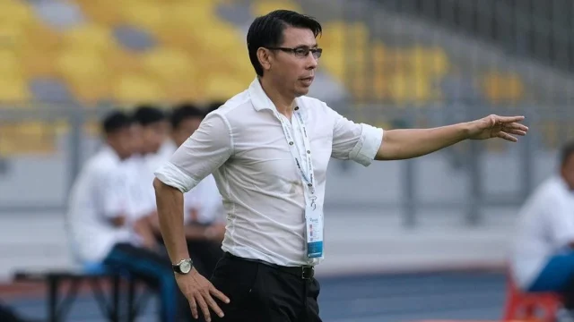 Pelatih timnas Malaysia Tan Cheng Hoe memberikan instruksi dari pinggir lapangan