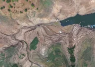 Pemandangan dasar Waduk Jatigede yang mengering akibat musim kemarau panjang