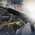 Petugas Densus 88 melakukan pengamanan dan penyidikan terhadap tersangka kasus terorisme.