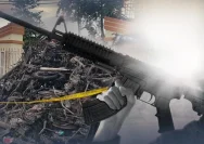 Petugas Densus 88 melakukan pengamanan dan penyidikan terhadap tersangka kasus terorisme.