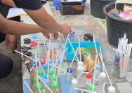 Petugas gabungan mengamankan barang bukti bong dalam penggerebekan narkoba di Kampung Ambon dan Kampung Boncos, Jakarta