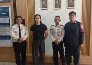 Petugas Kementerian Imigrasi dan Pemasyarakatan menyampaikan tindak lanjut disiplin aparatur terkait pembatalan pembebasan
