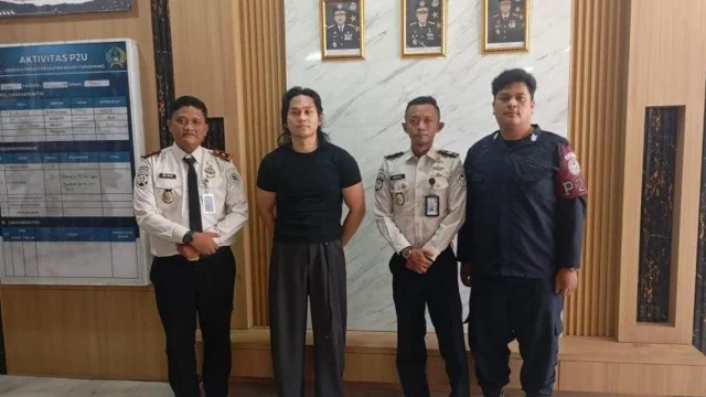 Petugas Kementerian Imigrasi dan Pemasyarakatan menyampaikan tindak lanjut disiplin aparatur terkait pembatalan pembebasan