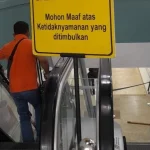 Petugas mengevakuasi korban gangguan eskalator di Stasiun Duri Jakarta