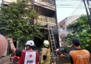 Petugas pemadam kebakaran melakukan penanganan pasca-kebakaran rumah di Matraman Jakarta Timur