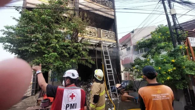 Petugas pemadam kebakaran melakukan penanganan pasca-kebakaran rumah di Matraman Jakarta Timur