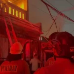 Petugas pemadam kebakaran melakukan pendinginan di lokasi kebakaran permukiman padat Kramat Pulo Dalam, Senen, Jakarta Pusat.