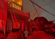 Petugas pemadam kebakaran melakukan pendinginan di lokasi kebakaran permukiman padat Kramat Pulo Dalam, Senen, Jakarta Pusat.