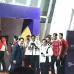 Presiden Prabowo Subianto mengenakan jaket putih Timnas Indonesia saat tiba di Stadion Utama Gelora Bung Karno Jakarta.