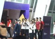 Presiden Prabowo Subianto mengenakan jaket putih Timnas Indonesia saat tiba di Stadion Utama Gelora Bung Karno Jakarta.