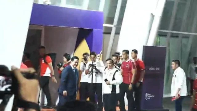 Presiden Prabowo Subianto mengenakan jaket putih Timnas Indonesia saat tiba di Stadion Utama Gelora Bung Karno Jakarta.