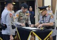 Prosesi pelantikan Komjen Herry Heryawan sebagai Kabaharkam Polri yang baru di Mabes Polri Jakarta.