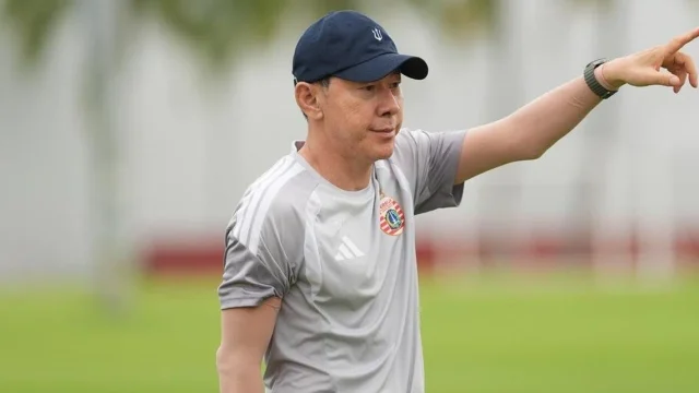 Shin Tae-yong memberikan arahan kepada pemain dan suporter