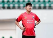 Skuad Persija Jakarta merayakan kemenangan di lapangan hijau